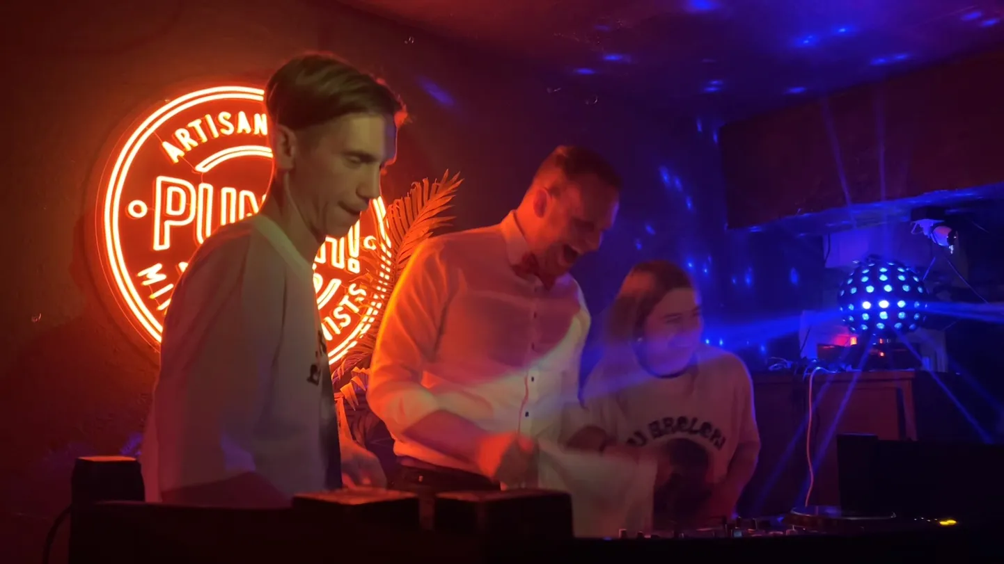 Lauri Läänemets keerutab plaate SUHTE baaris