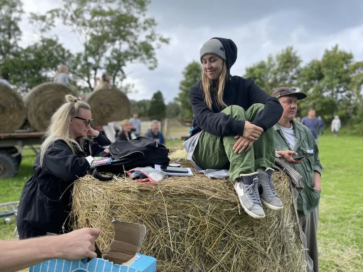 Meeskond näitlejate välimuse taga – vasakul grimmikunstnik Kaia Triisa, keskel Saaremaa multitalent Kristel Aaslaid, kes sel korral kostümeerija assistendi rollis, parema kostüümikunstnik Kenneth Bärlin. FOTO: