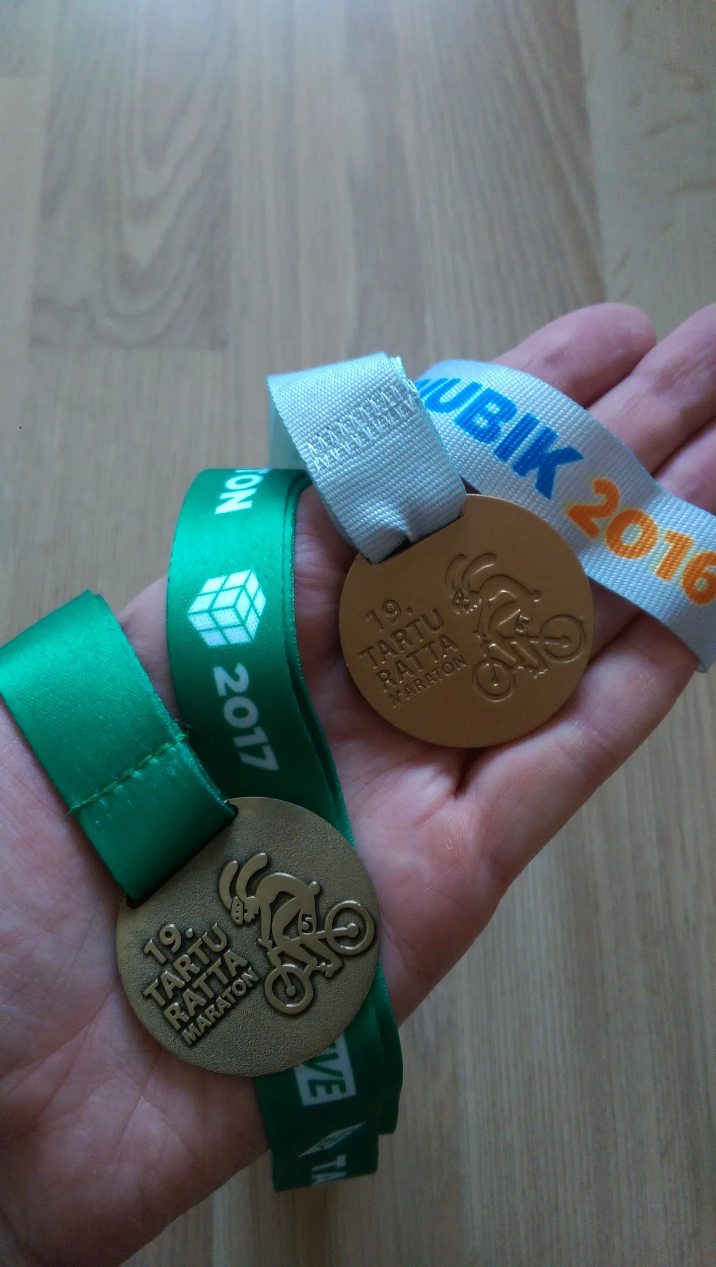 Tänavune (vasakul) ja mullune medal.