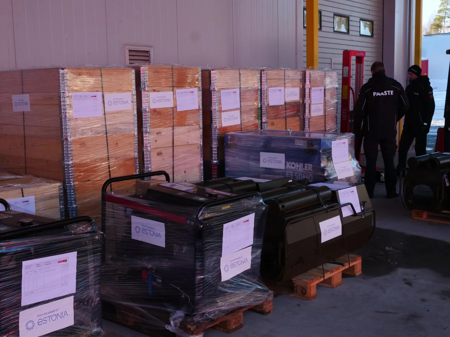 Eesti saatis Ukrainasse päästeameti logistikakeskuses komplekteeritud saadetise telklaagri püstitamiseks.