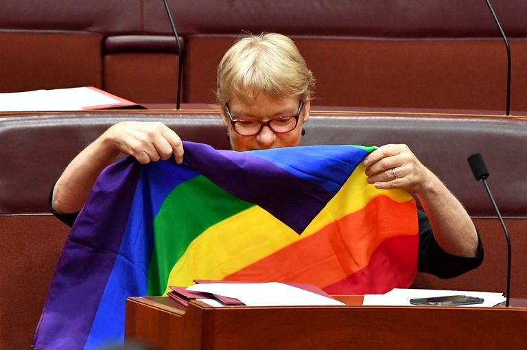 Austraalia senaator Janet Rice vikerkaarelipuga