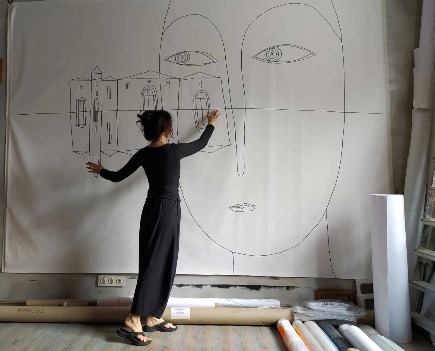 Gleznotāja Ieva Maurīte 2021. gadā iekārtojot izstādi