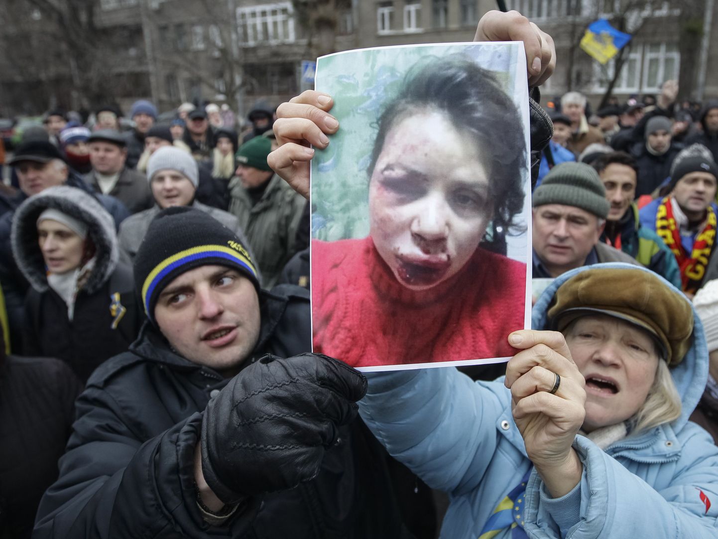 Meelavaldajad plakatiga, millel kujutatakse läbipekstud Tatjana Tšornovilit.