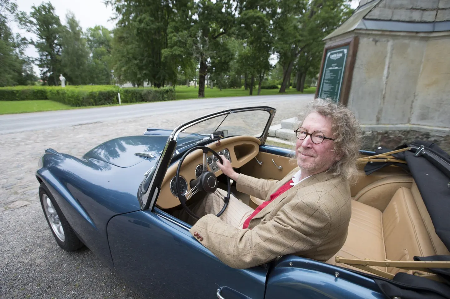 Endine pankur Sulo Muldia, nüüdne Laitse lossi peremees, Daimler SP250 roolis.