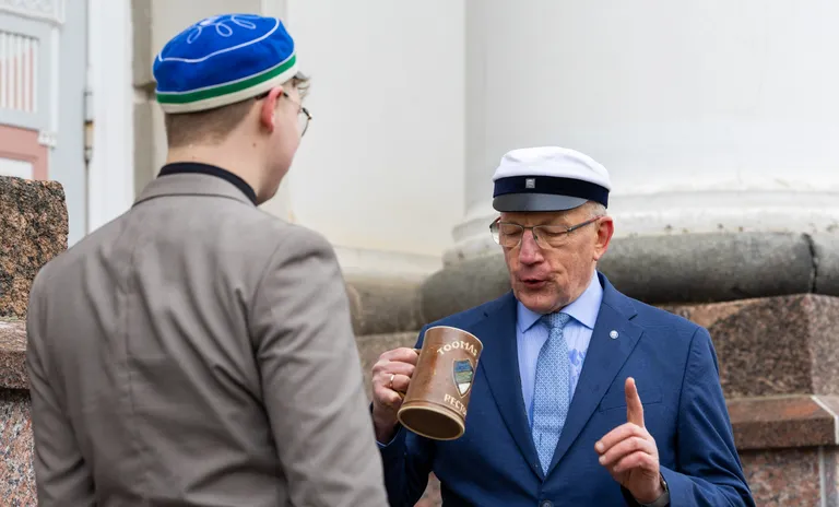 Tartu ülikooli rektor Toomas Asser sai õlut juua omanimelisest kapast.
