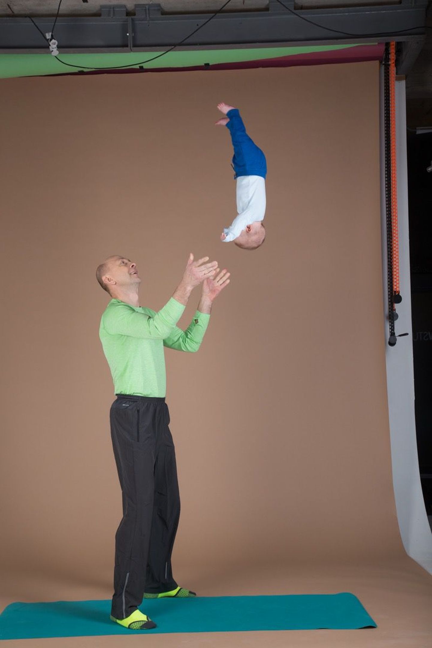 Elukutseline akrobaat Vello Vaher koos lapselaps Maruga. Elukutselise akrobaadi jaoks on beebidega trikid läbiproovitud ja ohutud.