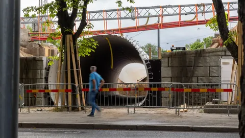 ФОТО ⟩ Строительство в разгаре: на Палдиском шоссе в Таллинне установили трубу пешеходного тоннеля