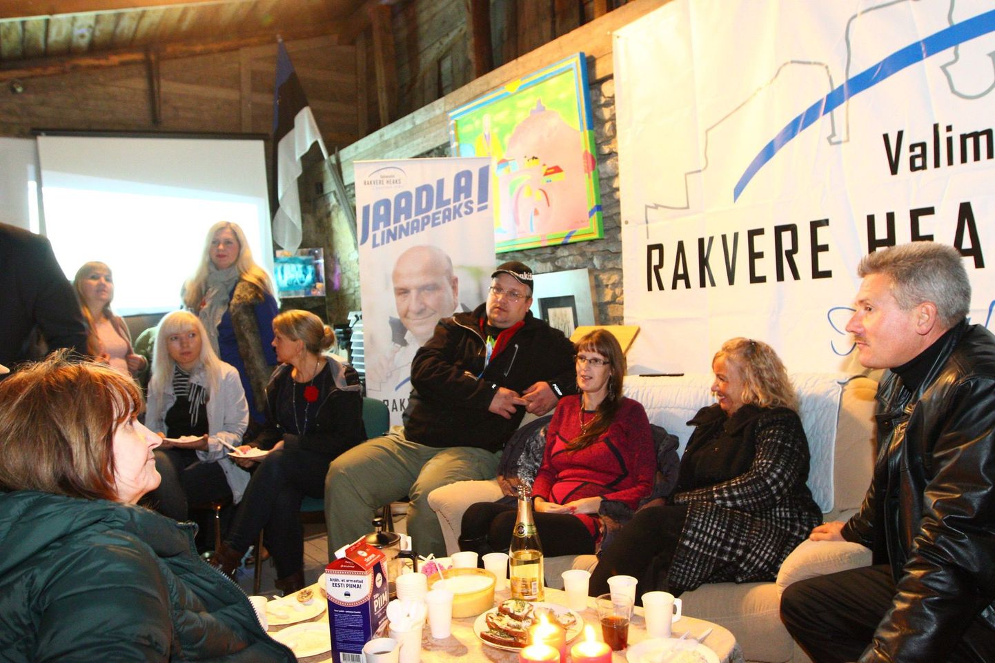 Valimisliit Rakvere Heaks ootab valismistulemusi Pika tänava kontoris.