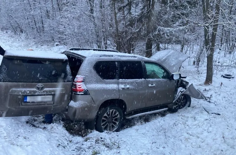 Kohtla-Järvel hukkus avariis 66-aastane Audit juhtinud mees. Toyotat juhtinud 52-aastane mees viidi haiglasse.