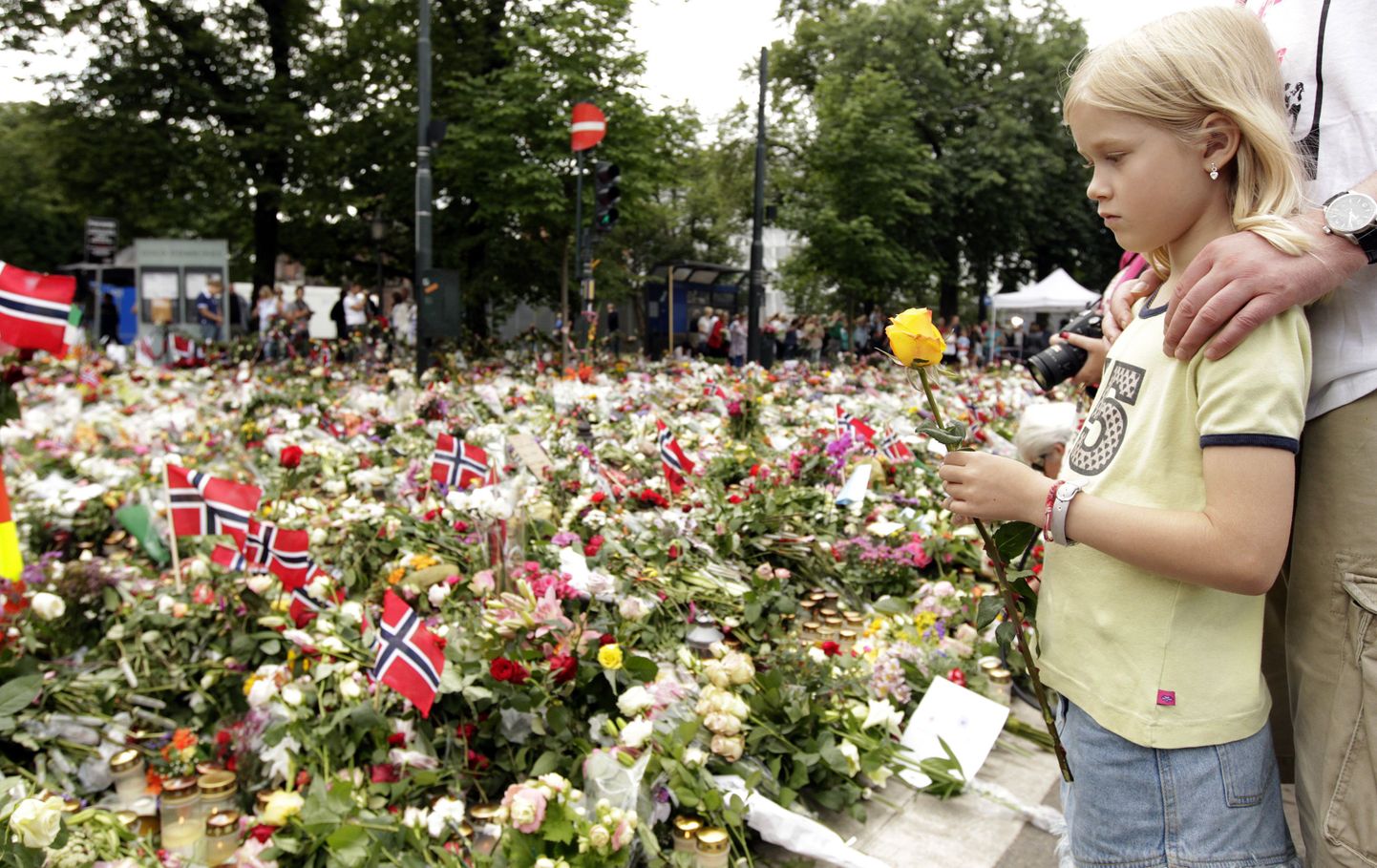 Alates esmaspäevast on norralased kogunenud Oslo tänavatele ja Utoya saare lähedusse, et kahes rünnakus hukkunuid mälestada. Leina sümboliks on saanud roosid, mida sajad tuhanded inimesed Oslo katedraali juurde ja plahvatuse asukohta viisid. Lisaks roosidega korraldatud rongkäigule jätkasid norralased kaks õhtut järjest tõrvikutega marssi.