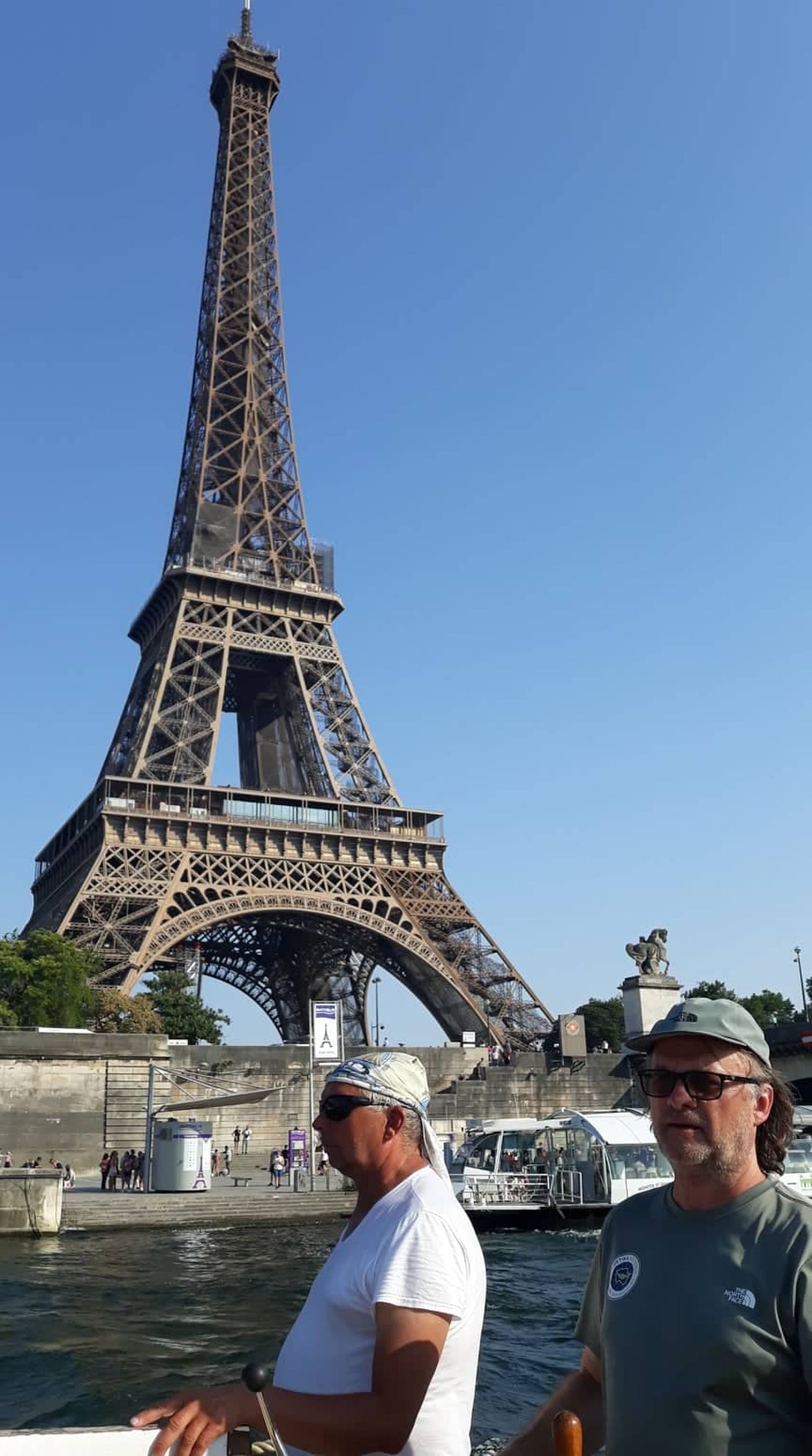 Runbjarni kapten Ain Raie ja roolimees Tiit Pruuli Eiffeli torni lähistel.