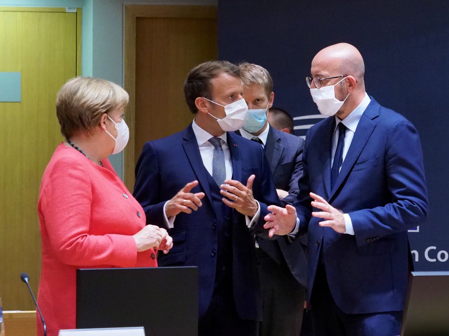 Euroopa Liidu taastepaketi suurimad eestkõnelejad Saksamaa kanstler Angela Merkel, Prantsusmaa president Emmanuel Macron ja ja Euroopa Ülemkogu eesistuja Charles Michel olid eile õhtuks kahe tule vahel, püüdes korraga õigustada toetuste jagamist ning nende saamisele rangete tingimuste mitte seadmist.