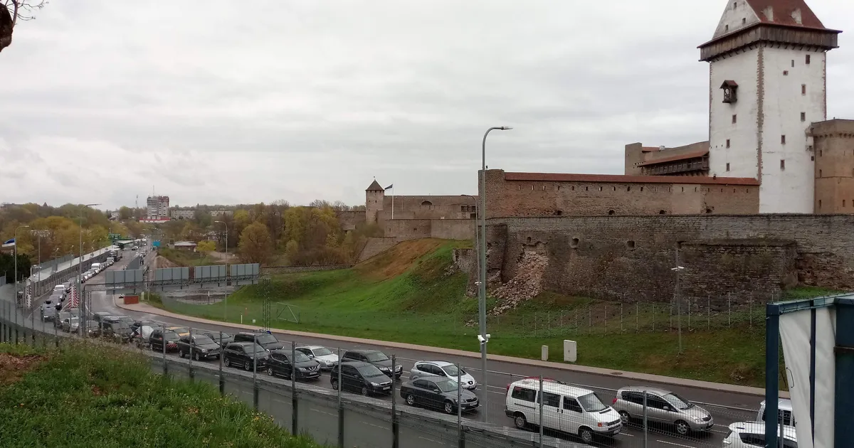 Очередь граница нарва ивангород 2024\. Нарва ивангород граница. Что сейчас на границе нарва ивангород. Российско-эстонская граница ивангород. Нарва и ивангород.