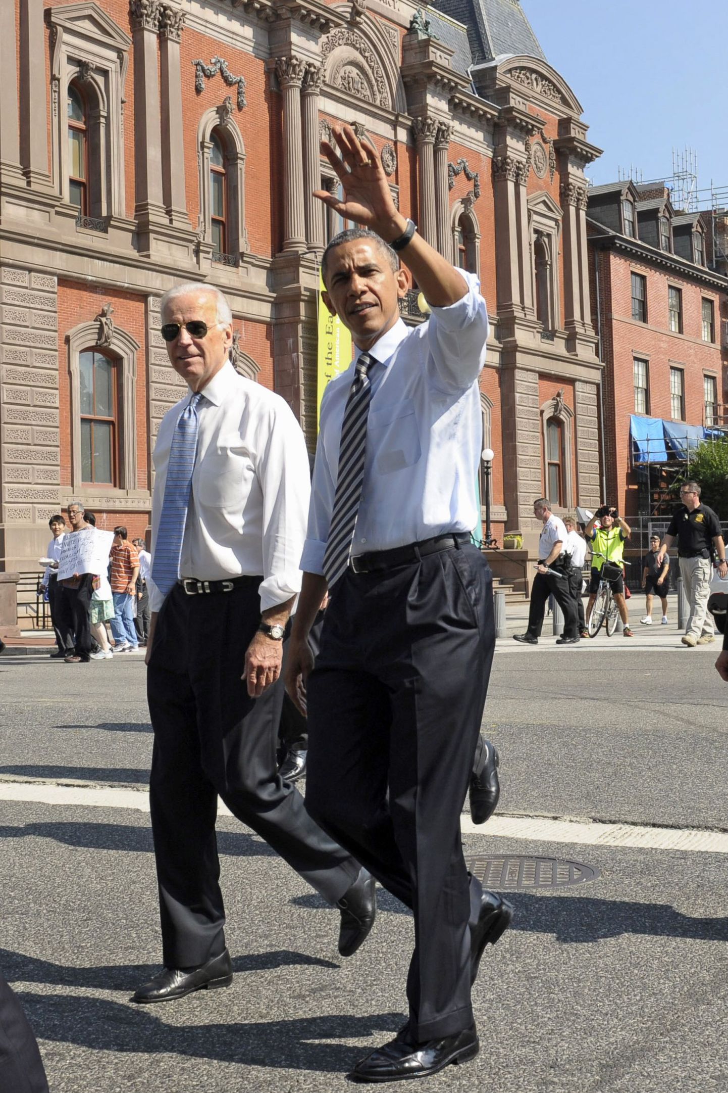 President Barack Obama ja asepresident Joe Biden täna Valgest Majast lahkumas.