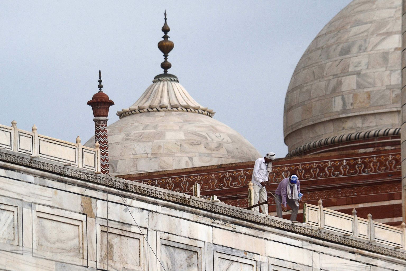 Töölised äikesetormis kannatada saanud Taj Mahali ülemist rõdupiiret parandamas.