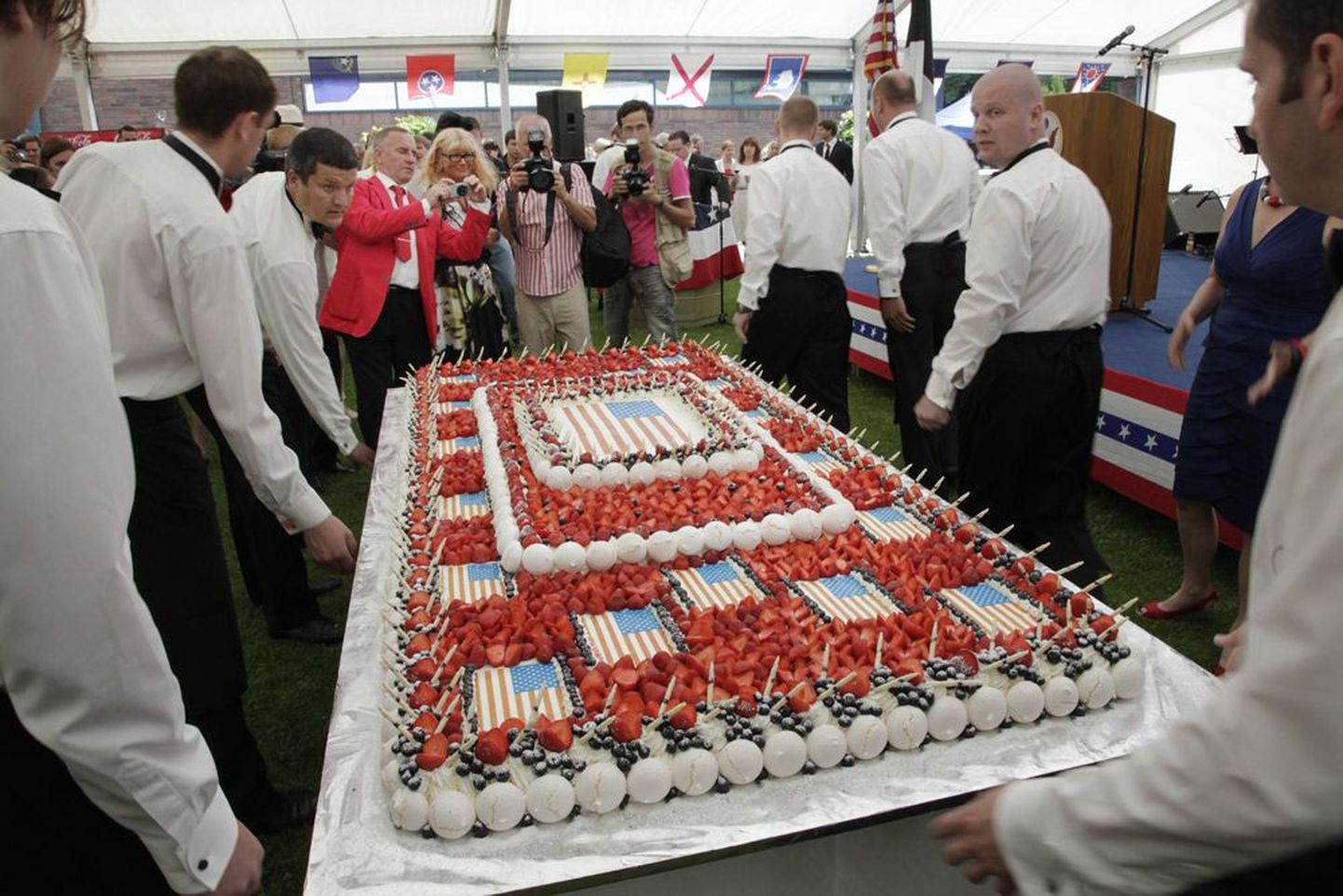 Праздничный торт — результат фантазии шеф-повара Radisson Blu Ирены Дмитриевой. На торт ушло 75 кг клубники, 
20 кг черники, 60 л сливок и 500 яиц.