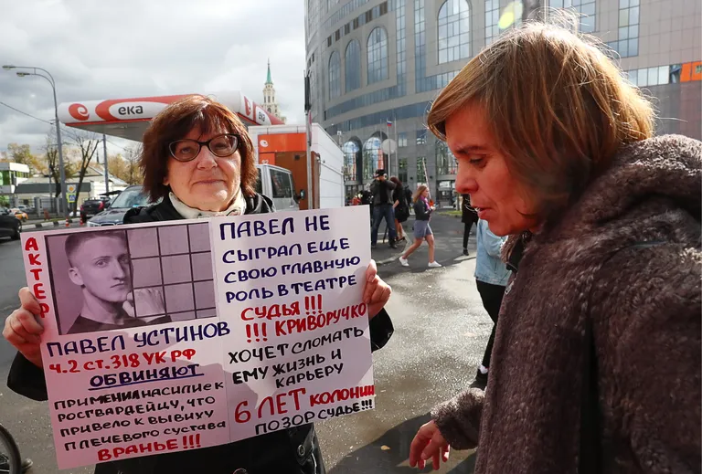Samal ajal kui Ustinov kuulas kohtus oma karistust, olid inimesed plakatitega kohtu ees. «Pavel pole veel mänginud enda kõige tähtsamat rolli teatris. Kohtunikud tahavad hävitada ta elu ja karjääri,» seisab plakatil.