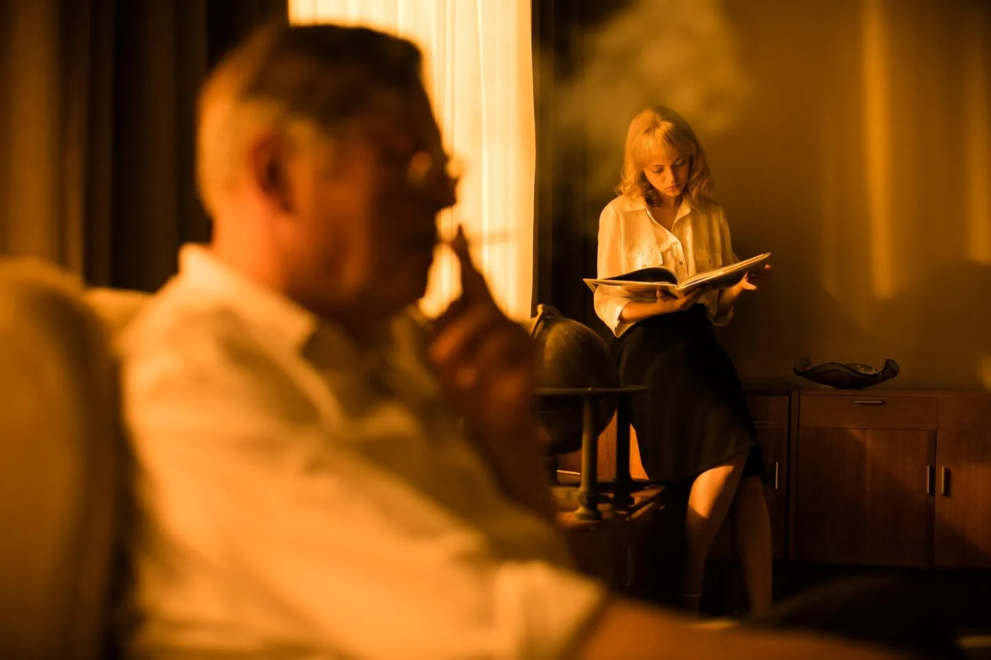 Dokumentaalfilmis «Minu spioonist isa» kehastavad Ieva Lešinskat ja tema isa (esiplaanil) näitlejad.  Fotod: Kaadrid Filmist