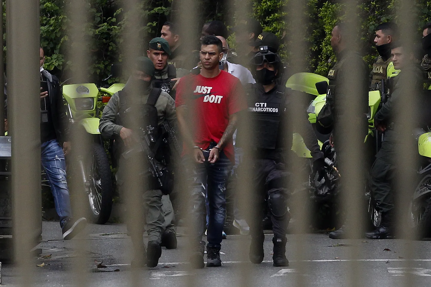 Colombia politsei viis reedel Cartagenasse üle viis Medellinis tabatud inimest, keda on alust kahtlustada Paraguay uimastivastase võitluse prokuröri Marcelo Pecci mõrvas.