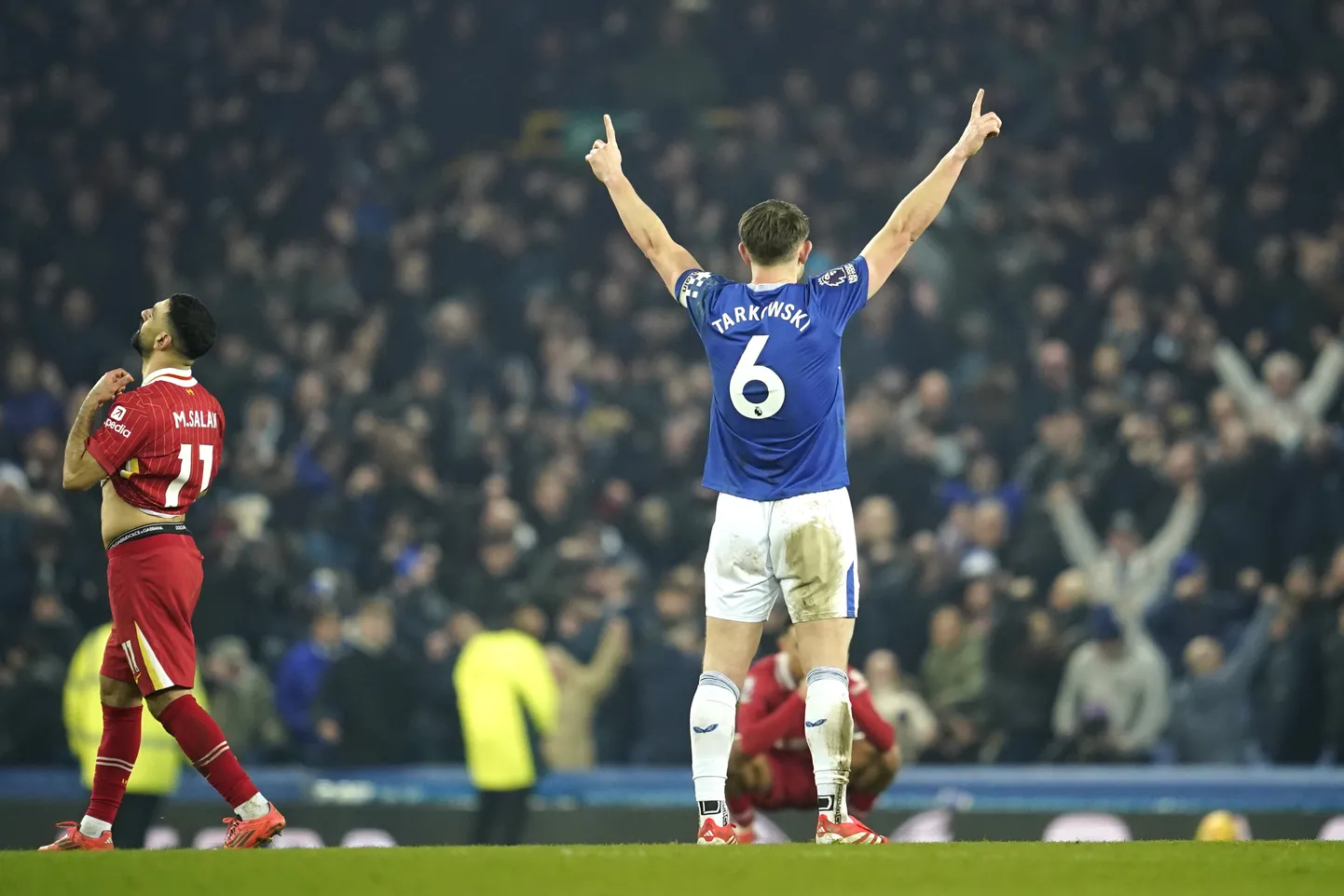 Evertoni sangar James Tarkowski purustamas Liverpooli fännide südameid.