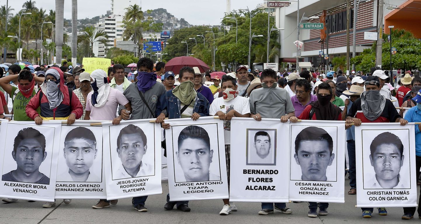 Meeleavaldajad Acapulcos kadunud tudengite piltidega plakatitega.