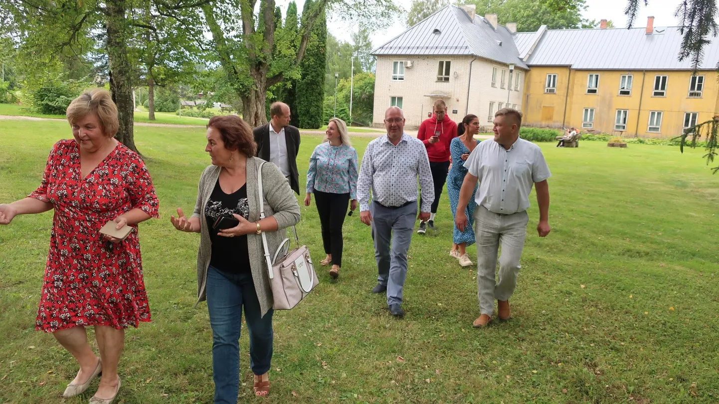 Leevi kunagisele koolimajale viskas sel suvel pilgu peale ka maaeluminister Arvo Aller (vasakult viies). Vasakul koos riigikogu liikme Merry Aartiga Leevi külaseltsi eestvedaja ja algkooli viimane direktor Karmen Kukk (vasakult esimene).
