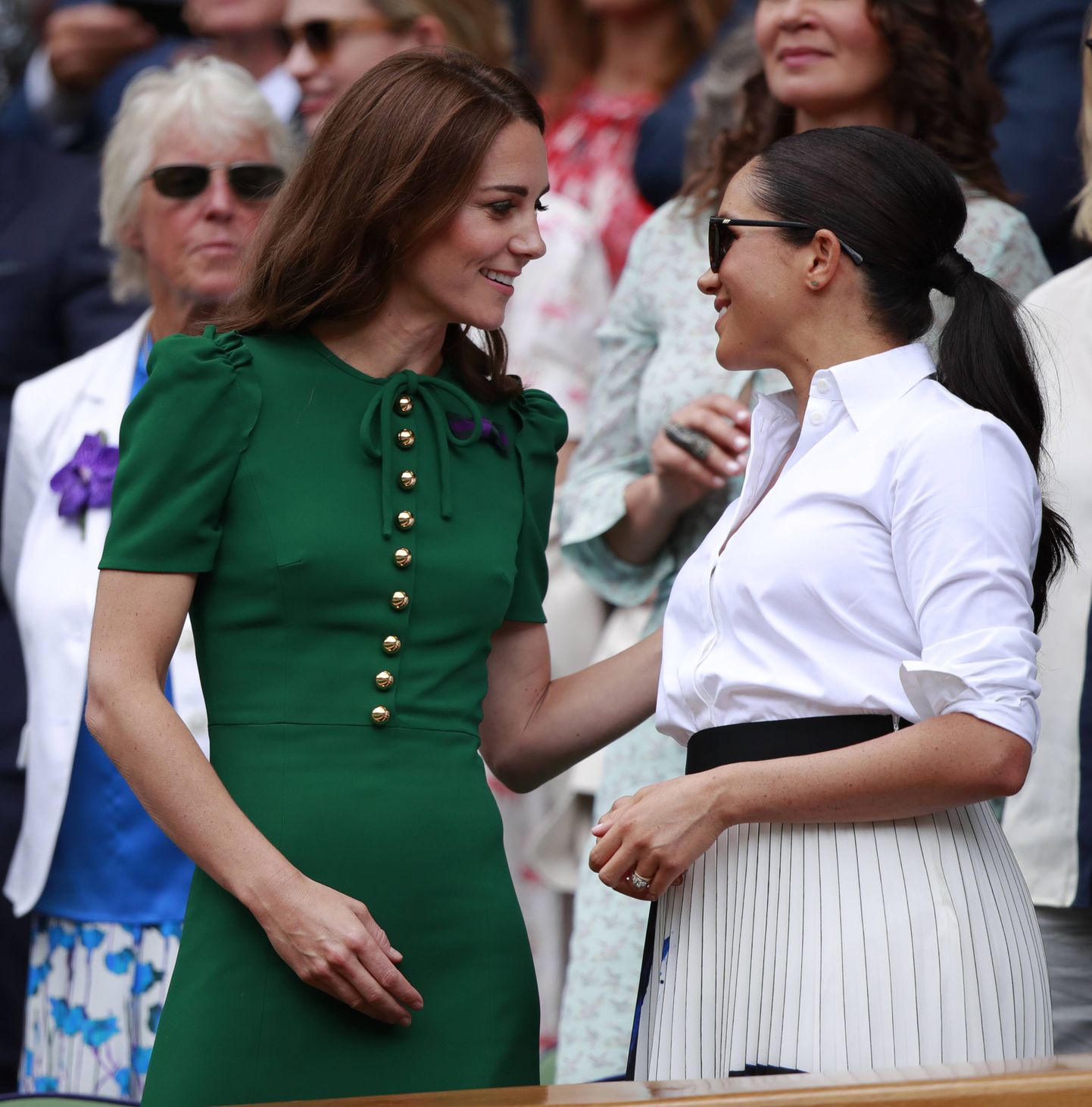 Cambridge'i hertsoginna Catherine (vasakul) ja Sussexi hertsoginna Meghan 13. juulil 2019 Wimbledoni tenniseturniiril vaatamas naiste üksikmängu finaali Serena Williamsi ja Simona Halepi vahel