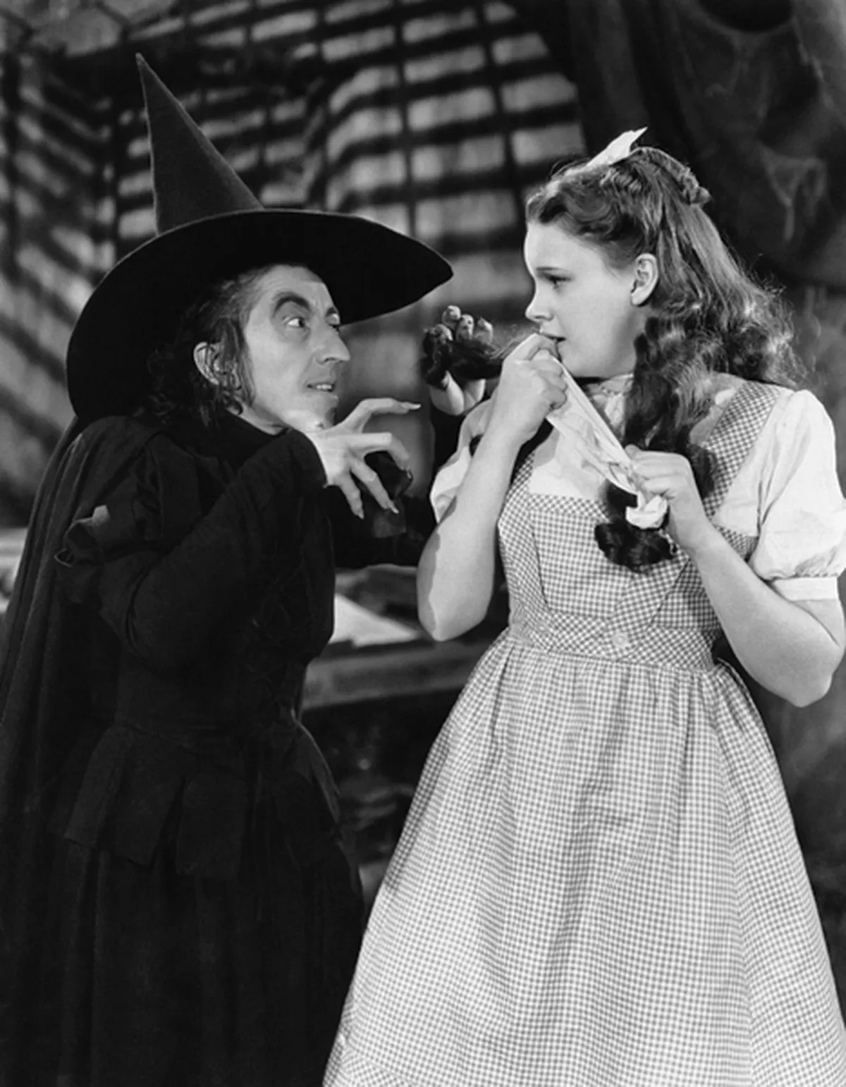 Mārgareta Hamiltone (Ļaunā Ragana no Rietumiem) un Džūdija Gārlenda (Dorotija) Viktora Fleminga un Kinga Vidora režisētajā filmā "Oza zemes burvis" (The Wizard of Oz).