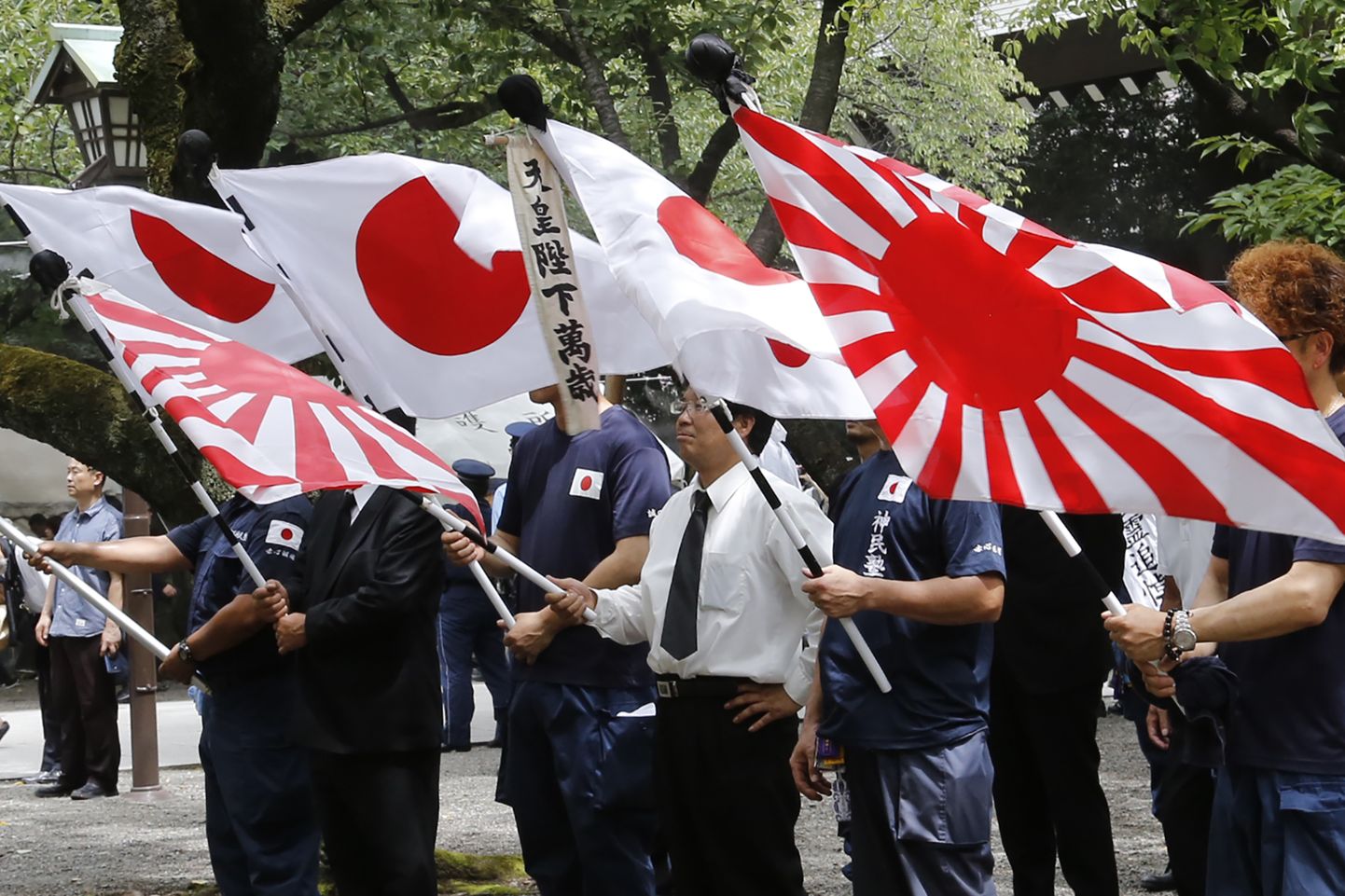 Jaapani ja «tõusva päikese» lipud.
