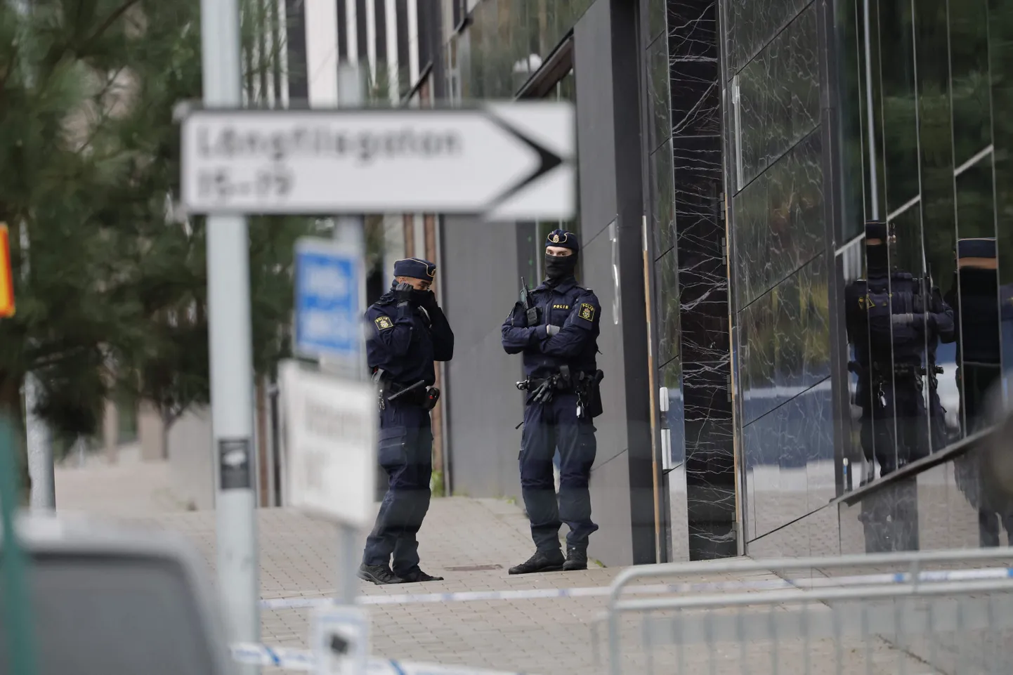Rootsi politseipatrull seismas Iisraeli sõjatehnoloogiafirma Elbit Systems hoone juures Göteborgis. Foto on illustratiivne.