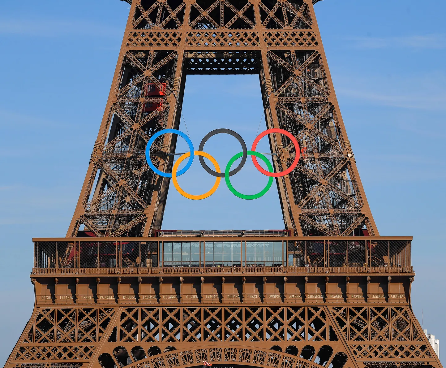 Olümpiarõngad Eiffeli torni küljes.