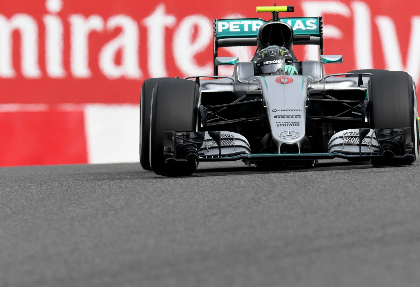 Mercedes AMG Petronas F1 Team's German driver Nico Rosberg takes a corner during the qualifying session at the Formula One Japanese Grand Prix in Suzuka on October 8, 2016. / AFP PHOTO / TOSHIFUMI KITAMURA