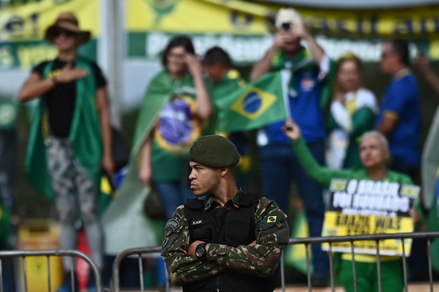 Sõdur valvab ametist lahkuva president Jair Bolsonaro toetajate meeleavalduse asukohaks valitud sõjaväeosa esist, 29. detsembril 2022. a.