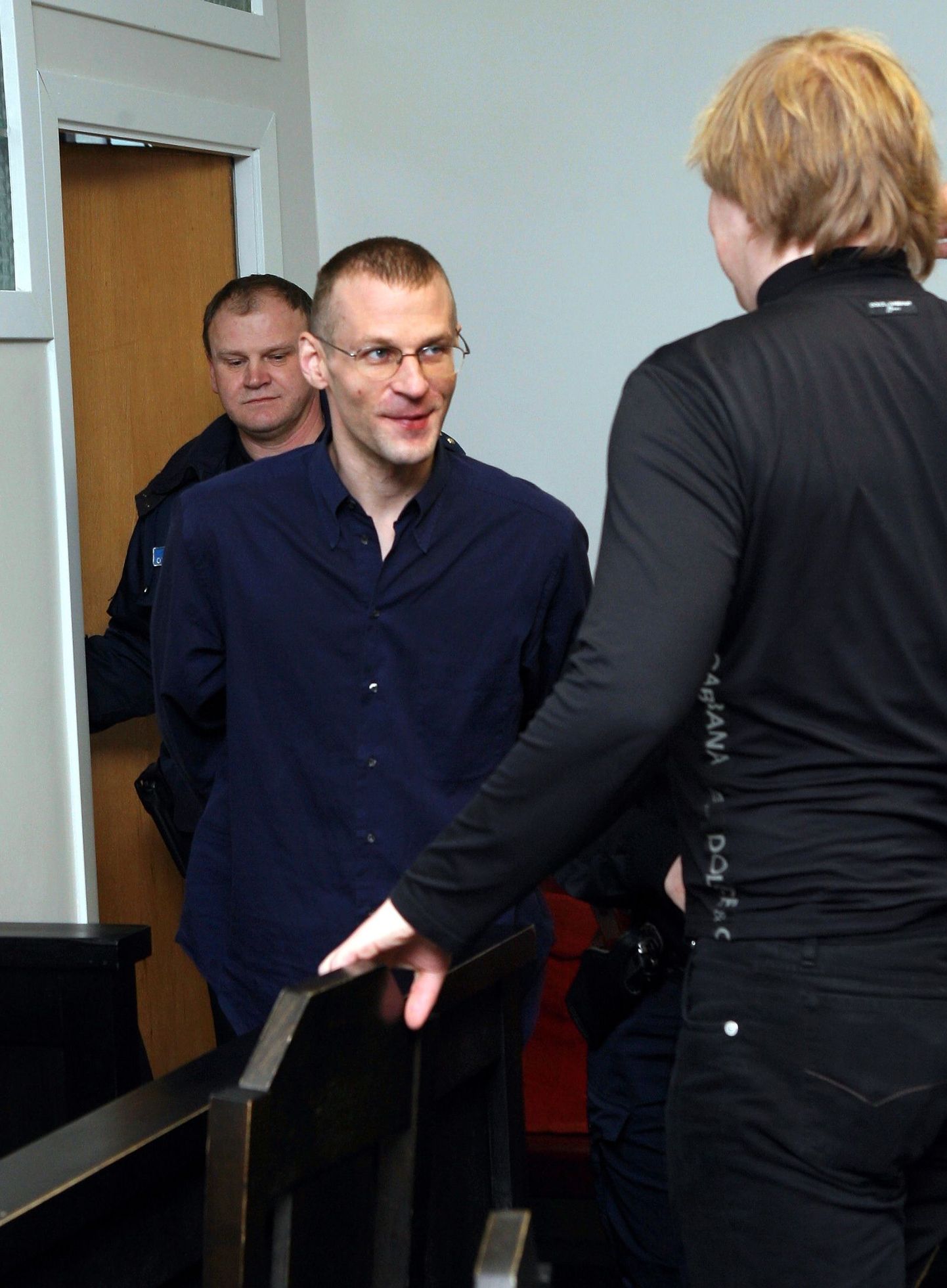 Pildil naeratab Marek Võrk (keskel) oma advokaadile Sven Sillarile (paremal), kuigi Võrgule mõistetud vanglakaristus ja kahjutasud ei andnud talle rõõmustamiseks põhjust.