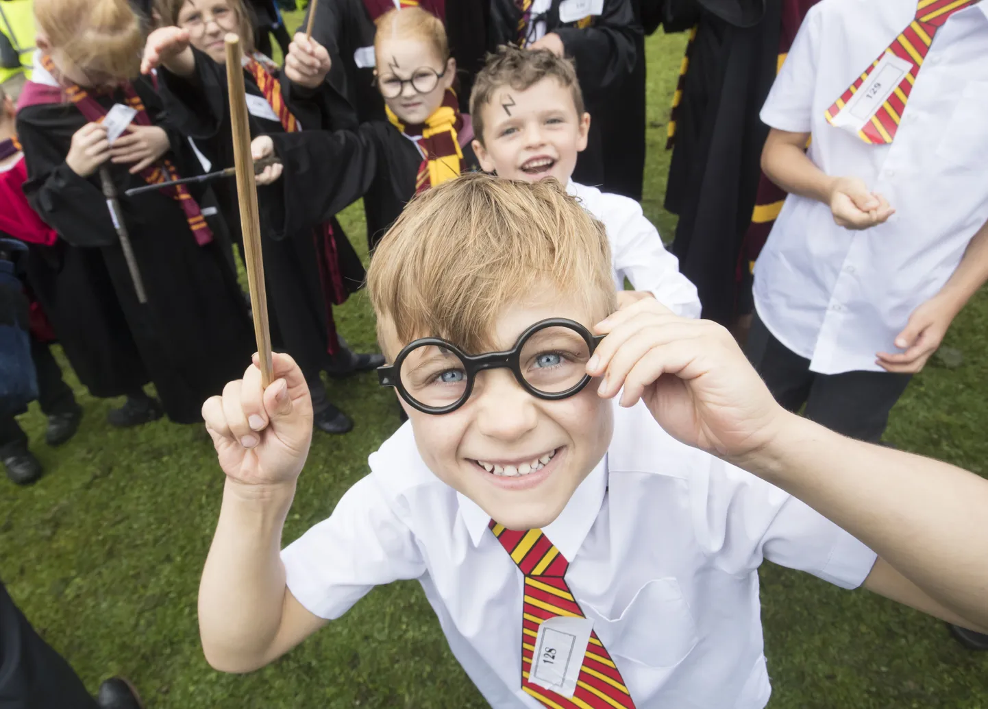 Lapsed Harry Potteriks riietatult.