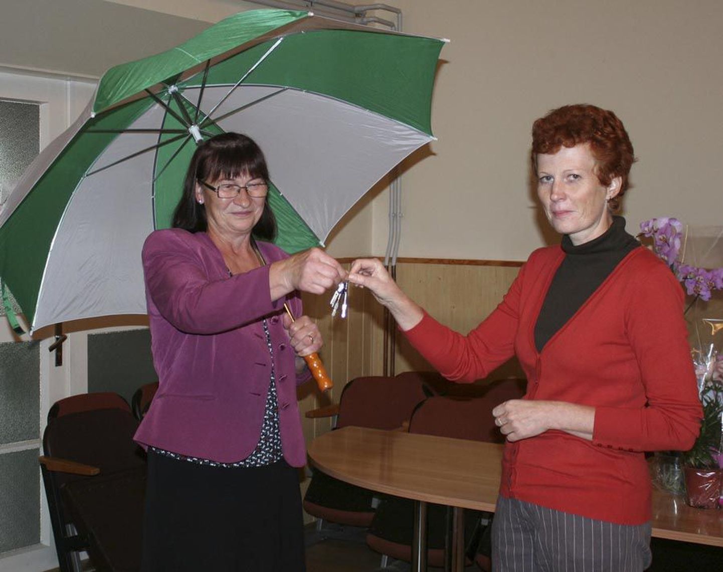 Kõo sotsiaaltöötaja Ljuba Ess (vihmavarjuga) andis oma kabineti võtme Piret Jukile ning läks pensionile.