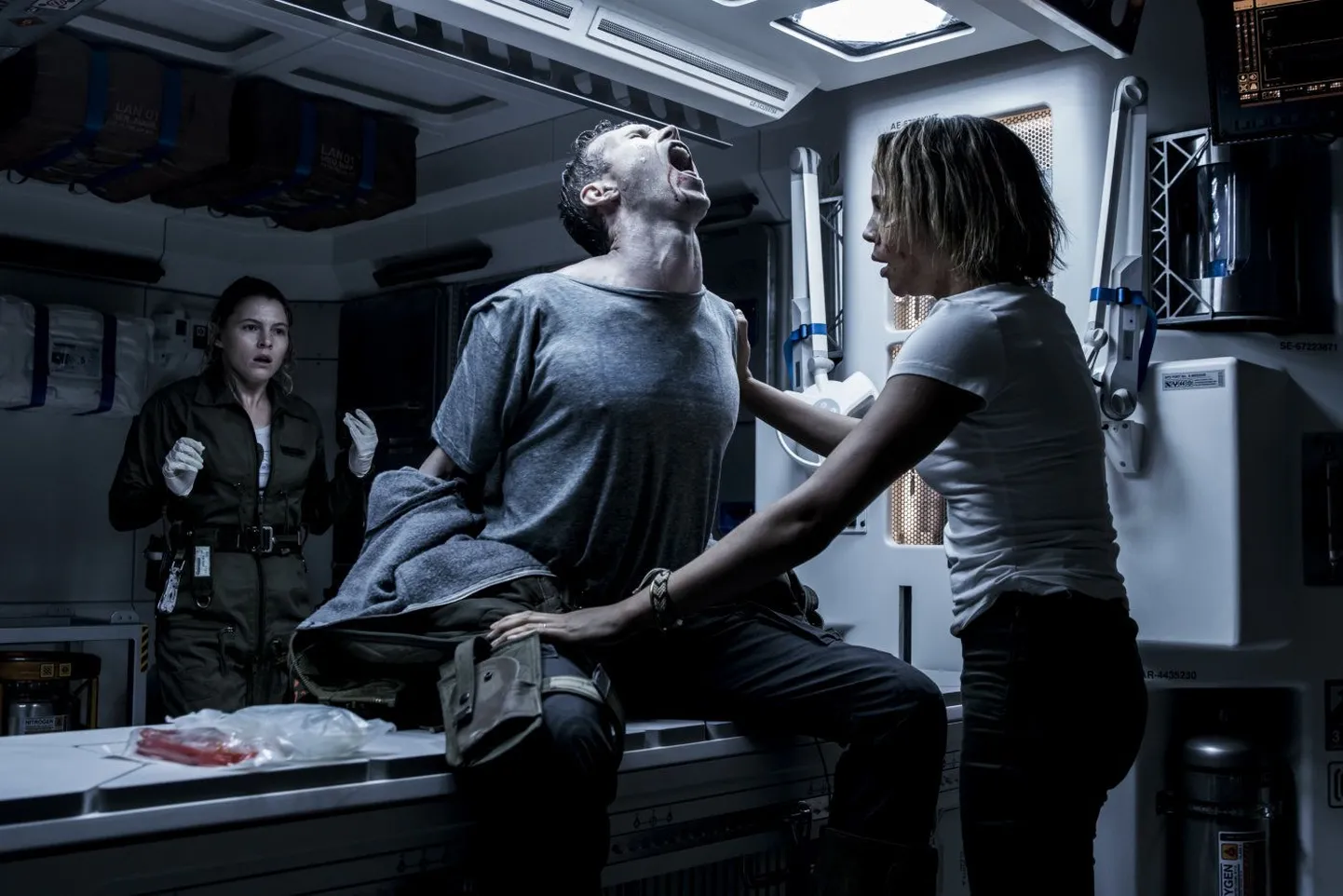 «Tulnukas: Covenant». Uut tüüpi tulnukas eelistab peremeesorganismist väljuda selja, mitte rinna kaudu, nagu varem kombeks on olnud.