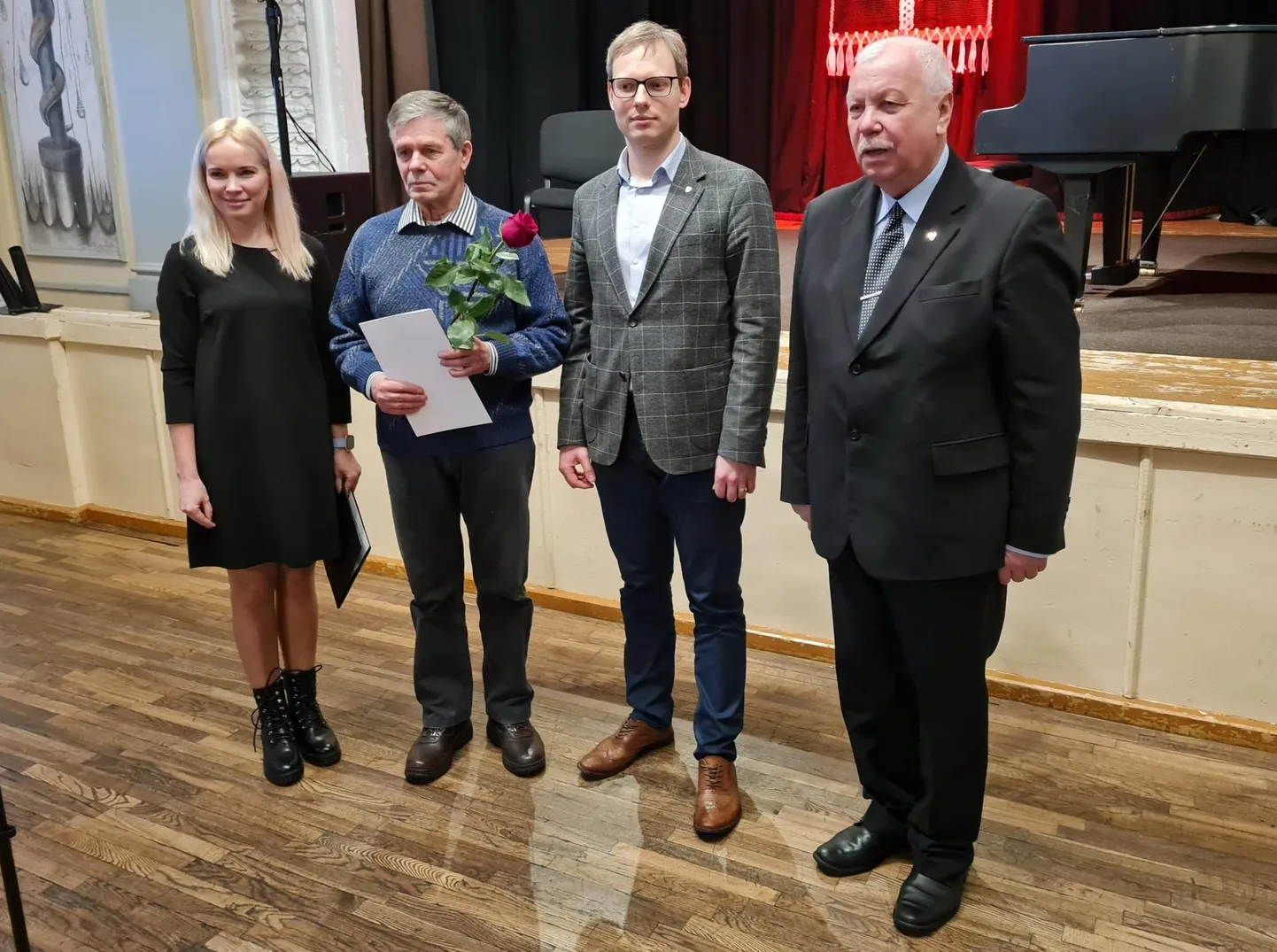 Murdeluulevõisteluse lõpetemine Abja kultuurimajan 20. jaanuaril. Pildi pääl om indajide nõnamiis Lindvesti Laine, pääauinna võitje Kriisa Enno, Mulgi vallavanemb Jugomäe Imre ja vallavolikogu aseesimiis Rahneli Peeter.