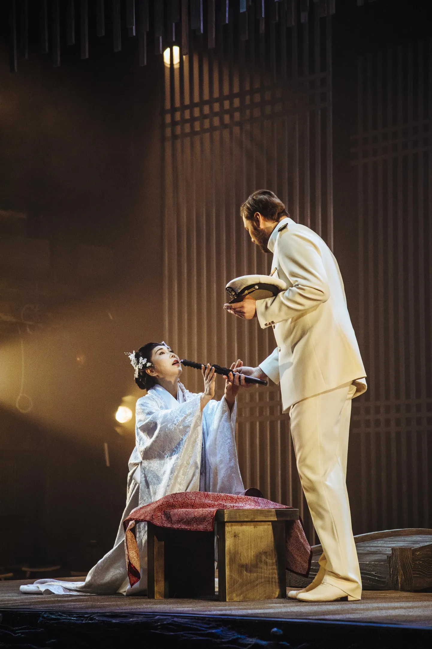 Kui mõõk tuuakse esimeses vaatuses lavale, siis tehakse sellega teise vaatuse lõpus harakiri. Hiromi Omura ja Rafal Bartminski Vanemuise «Madama Butterfly» lavastuses.