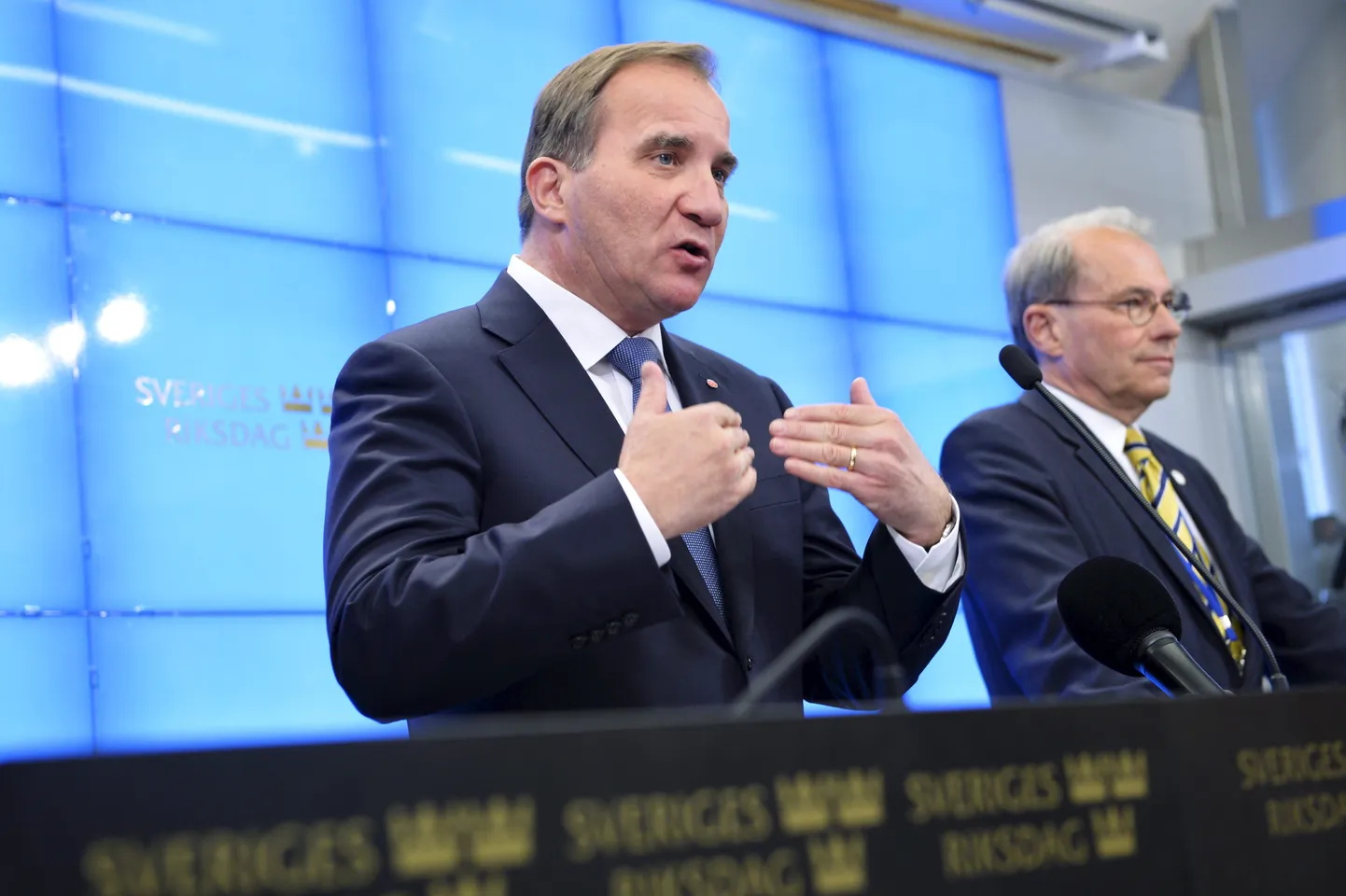 Rootsi peaminister Stefan Löfven parlamendi pressitoas ajakirjanikele esinemas.