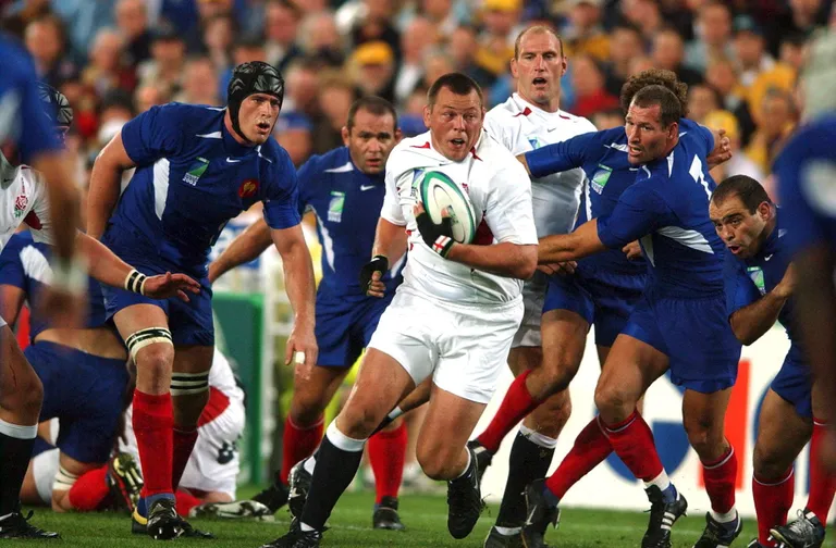 Iglsimaa ragbikoondise staar Steve Thompson 2003. aasta MMil Prantsumaa koondisele valu andmas.