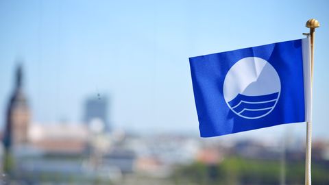 Šovasar Latvijas peldvietās un jahtu ostā plīvos 14 Zilie karogi