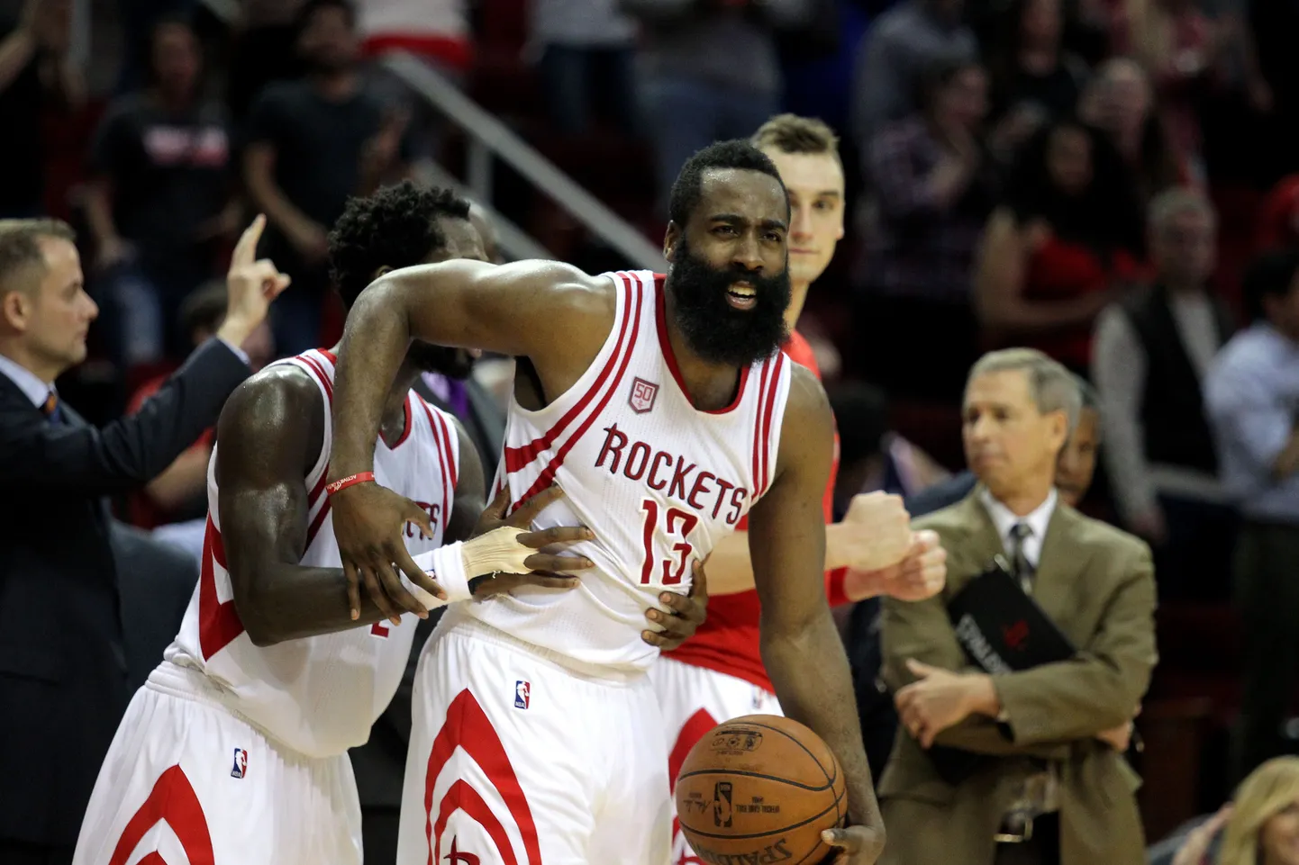 James Harden (nr 13) tiimikaaslase Patrick Beverley (nr 2) embuses.