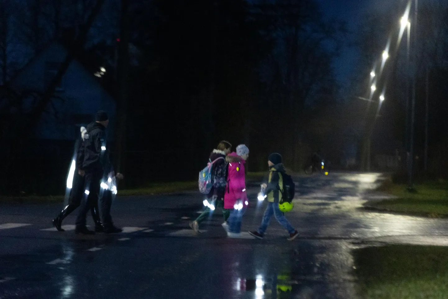 Pimedal ajal tuleks enda nähtavaks tegemiseks kanda helkurit.