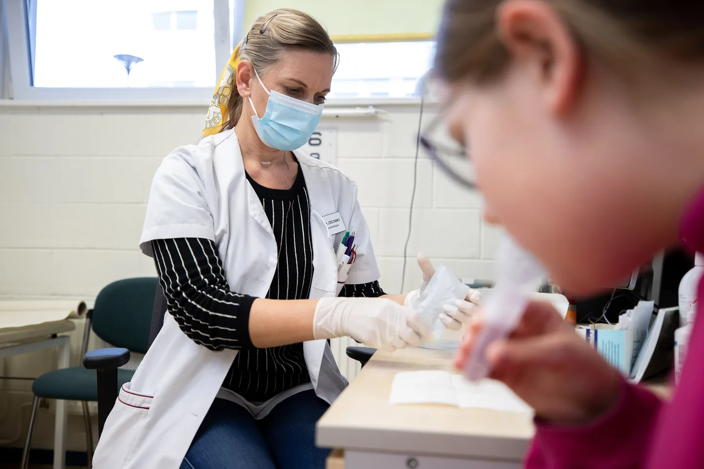 Jüri Gümnaasiumi medõde Theresa Zelinski teeb lastele korooona kiirteste.