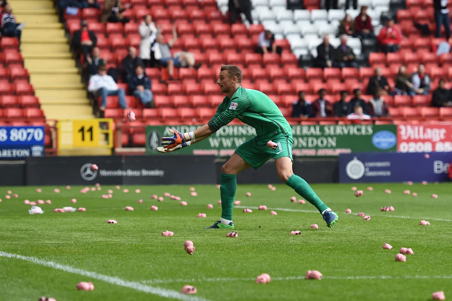 Charlton Athleticu väravavaht Declan Rudd kühveldab platsilt ära plastsigu.