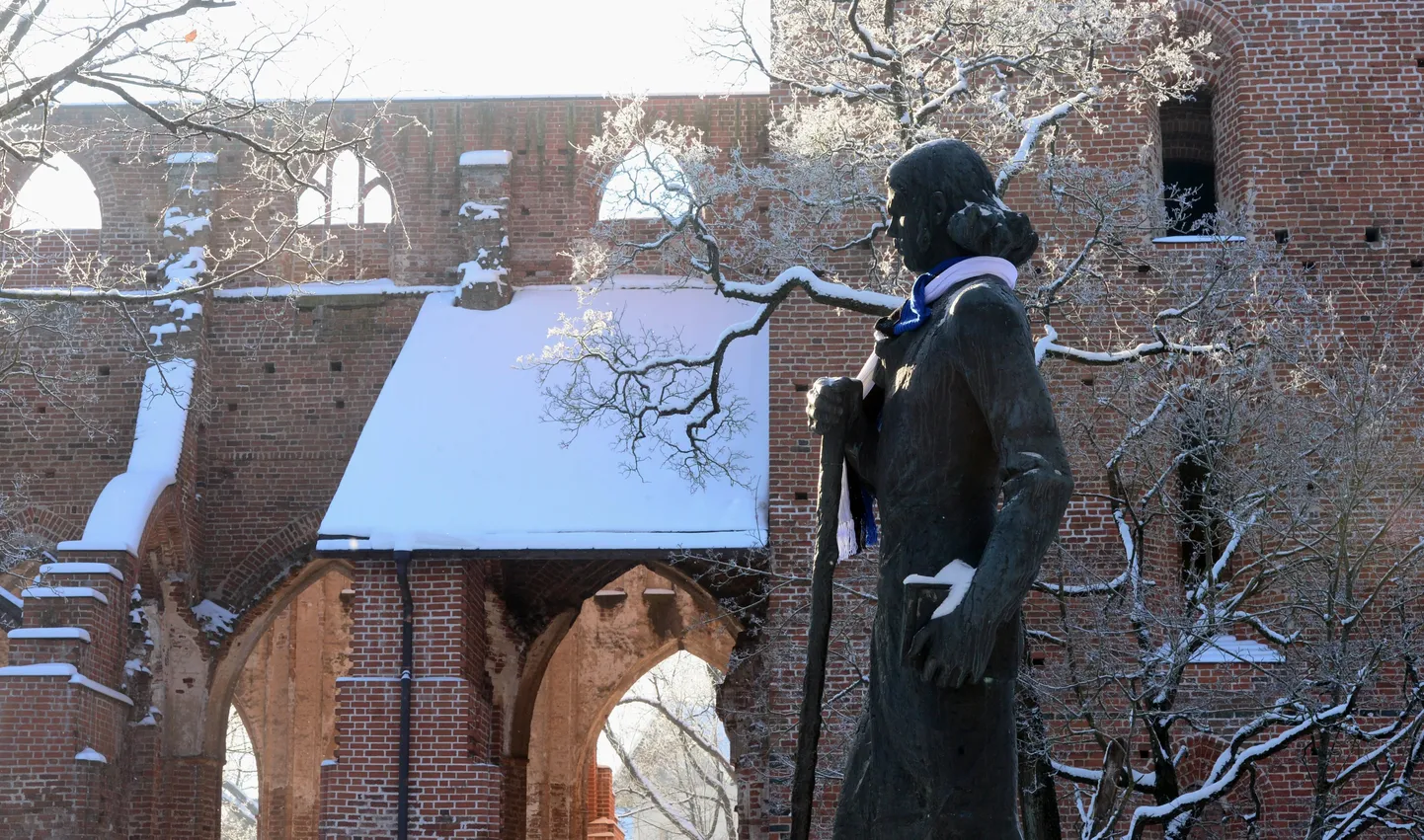 Kristjan Jaak Petersoni monument Toomemäel. Kuju autoriteks on skulptor Jaak Soans ja arhitekt Allan Murdmaa.