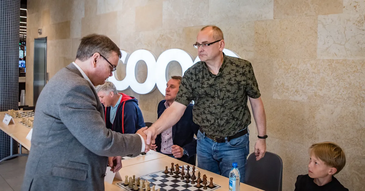 FOTOGALERII Suurmeister Jaan Ehlvest võitis males seitset meest, ühe ...