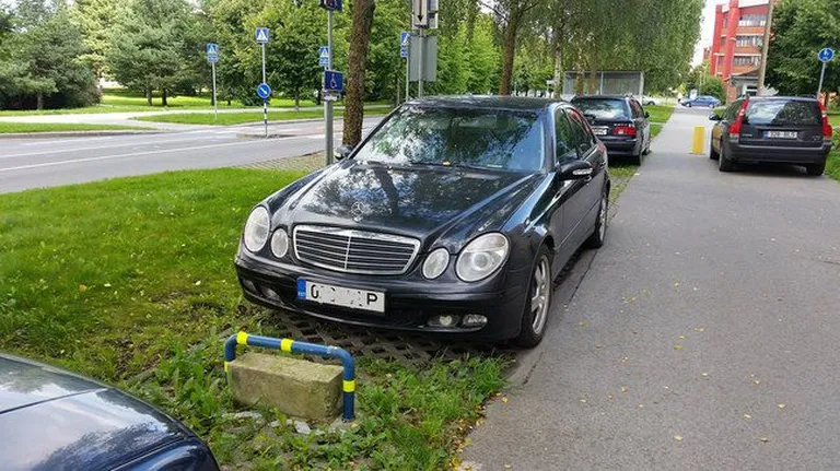 Omavoliliselt paigaldatud lisatahvel Tallinnas Kärberi 4 maja juures.