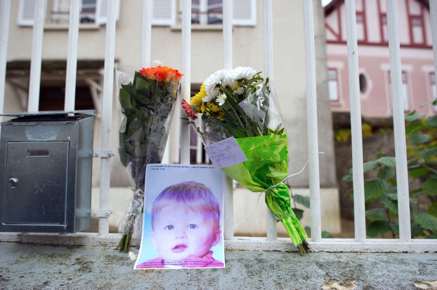 Foto pesumasinas hukkunud kolmeaastasest Bastienist koos lilledega ta kodumaja juures
